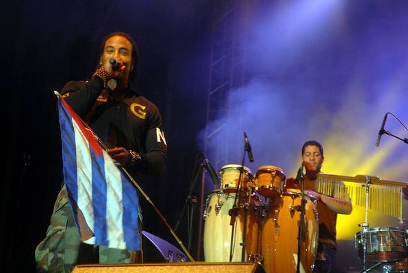 Actuación de Orishas en el Ayuntamiento