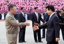 El presidente surcoreano, Roh Moo-hyun (i), y su esposa Kwon Yang cruzan por primera vez a pie la frontera entre las dos Coreas en el paso fronterizo militar de Paju.