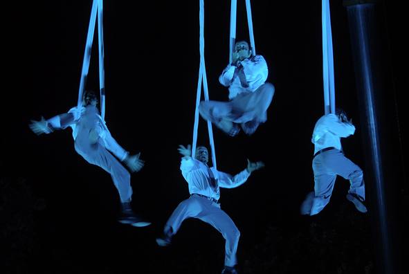 Espectáculo de danza aérea del grupo 'Voalá'
