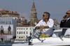 George Clooney en una de las lanchas por los canales de Venecia